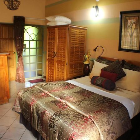 Native Abode Bed & Breakfast Bon Accord Village Екстериор снимка