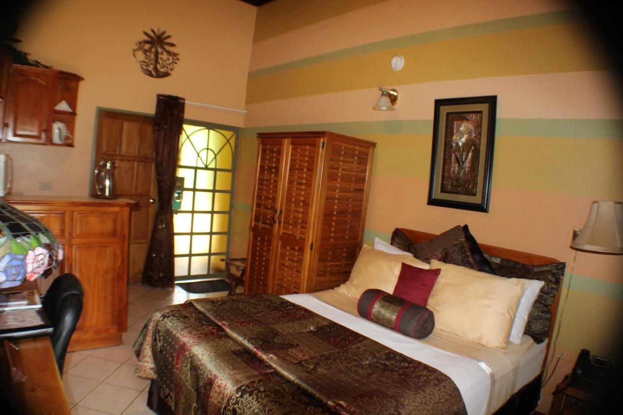 Native Abode Bed & Breakfast Bon Accord Village Екстериор снимка